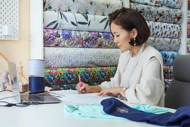 projektant wzorów pracuje przy komputerze